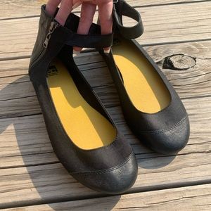 Adoyats with elastic strap around the ankle!